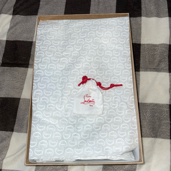 Christian Louboutin - Picture 7 of 7